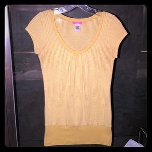 Yellow short sleeve tee